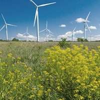 Windkraftanlagen, die auf einem Feld Energie erzeugen